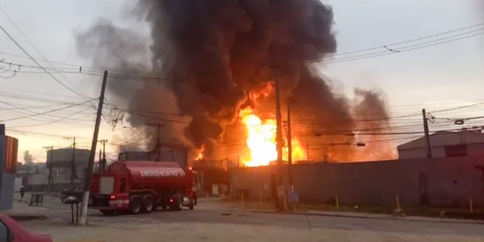 Imagem referente a Prefeitura interdita entorno de fábrica atingida por incêndio em SP