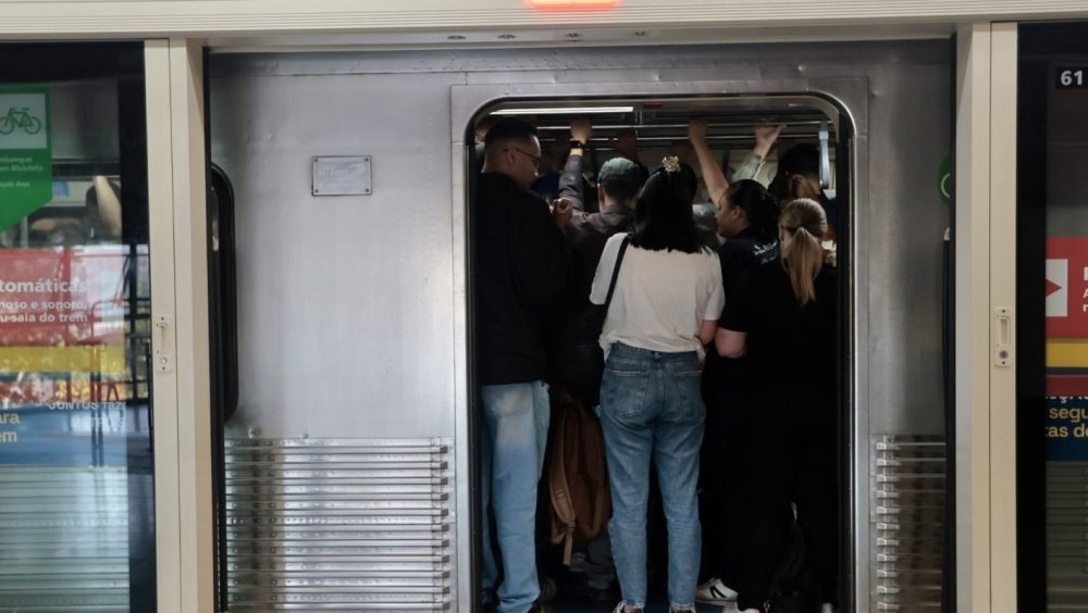 Usuários de trens mudam rotina por causa de greve da CPTM Imagem referente a Usuários de trens mudam rotina por causa de greve da CPTM