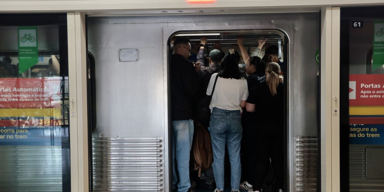 Usuários de trens mudam rotina por causa de greve da CPTM Imagem referente a Usuários de trens mudam rotina por causa de greve da CPTM