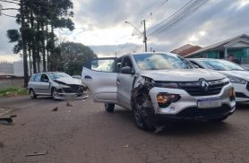 Peugeot e Kwid se envolvem em colisão na Rua Altemar Dutra