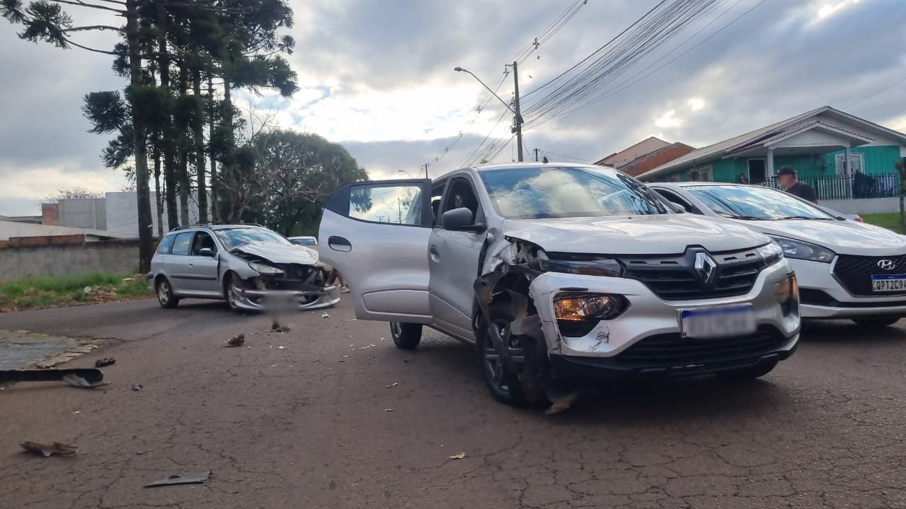 Peugeot e Kwid se envolvem em colisão na Rua Altemar Dutra
