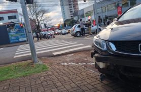 Colisão com ferido deixa trânsito complicado em cruzamento movimentado no Centro