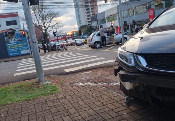 Colisão com ferido deixa trânsito complicado em cruzamento movimentado no Centro