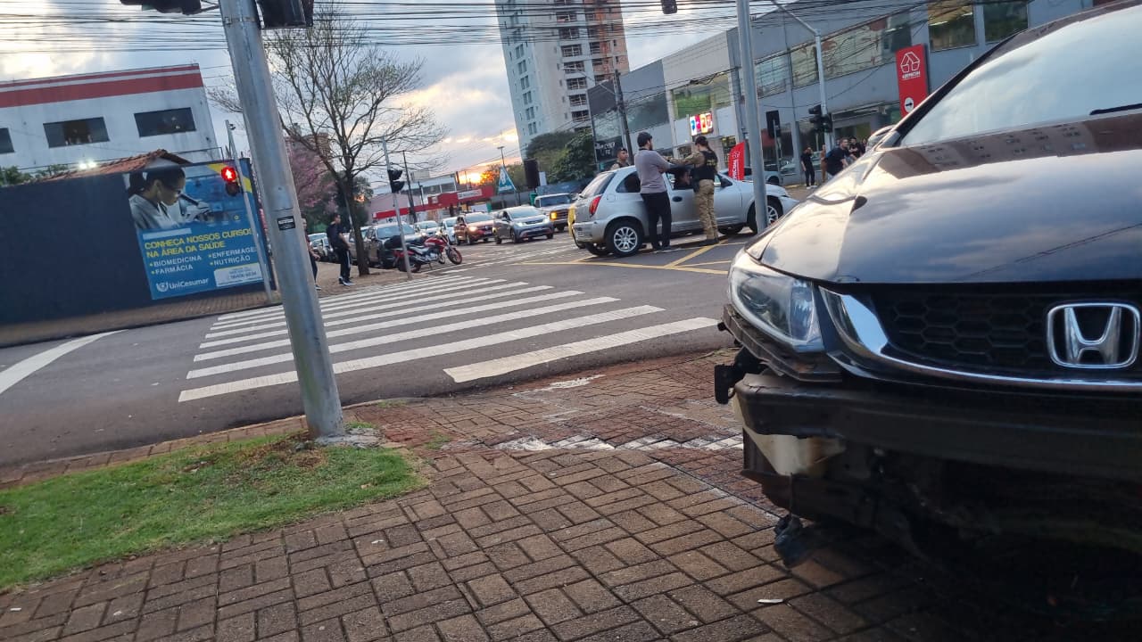 Colisão com ferido deixa trânsito complicado em cruzamento movimentado no Centro