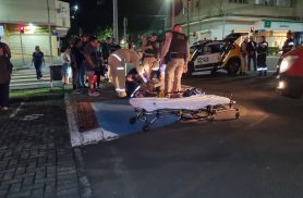Motociclista de 53 anos tem fratura nas pernas após forte colisão com Chevrolet Cruze em Cascavel