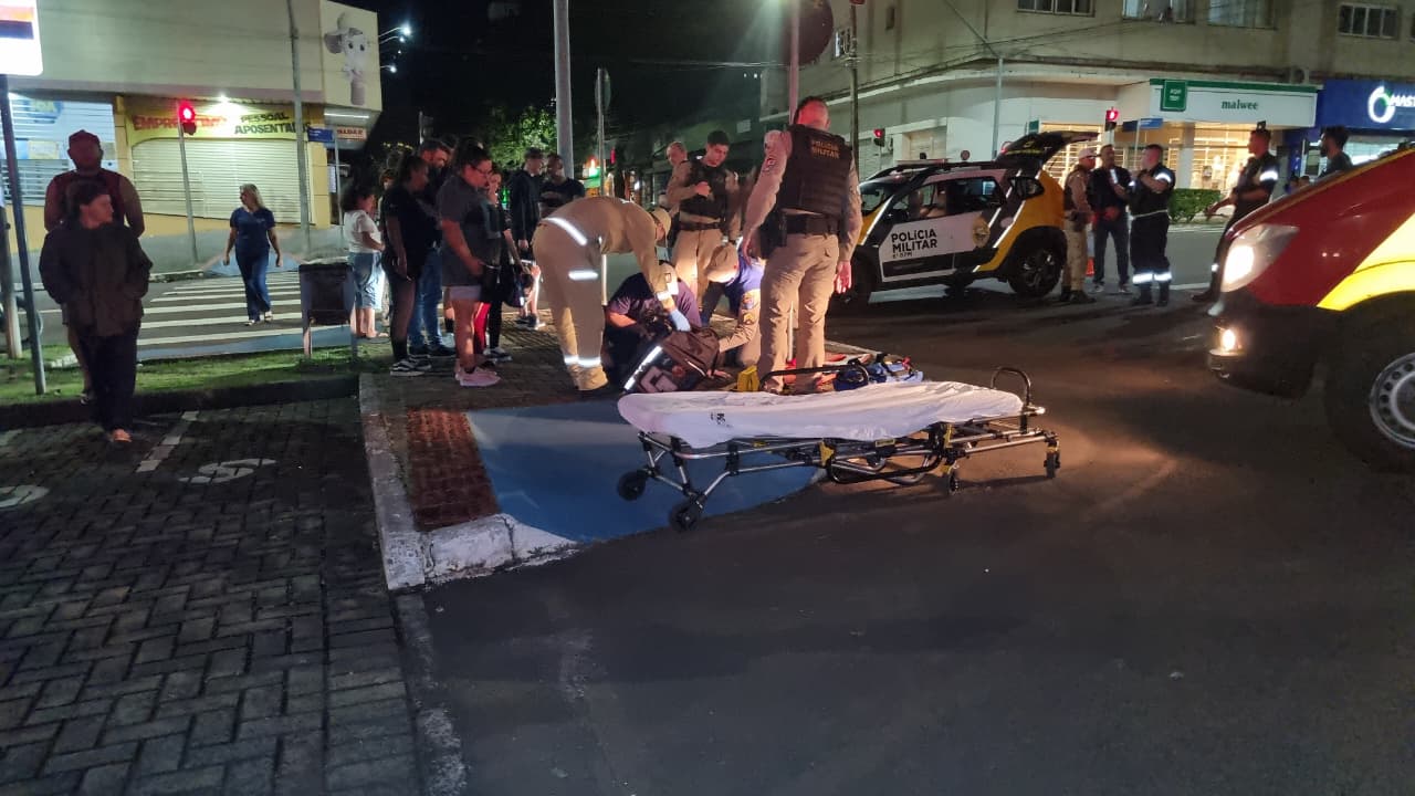 Motociclista de 53 anos tem fratura nas pernas após forte colisão com Chevrolet Cruze em Cascavel