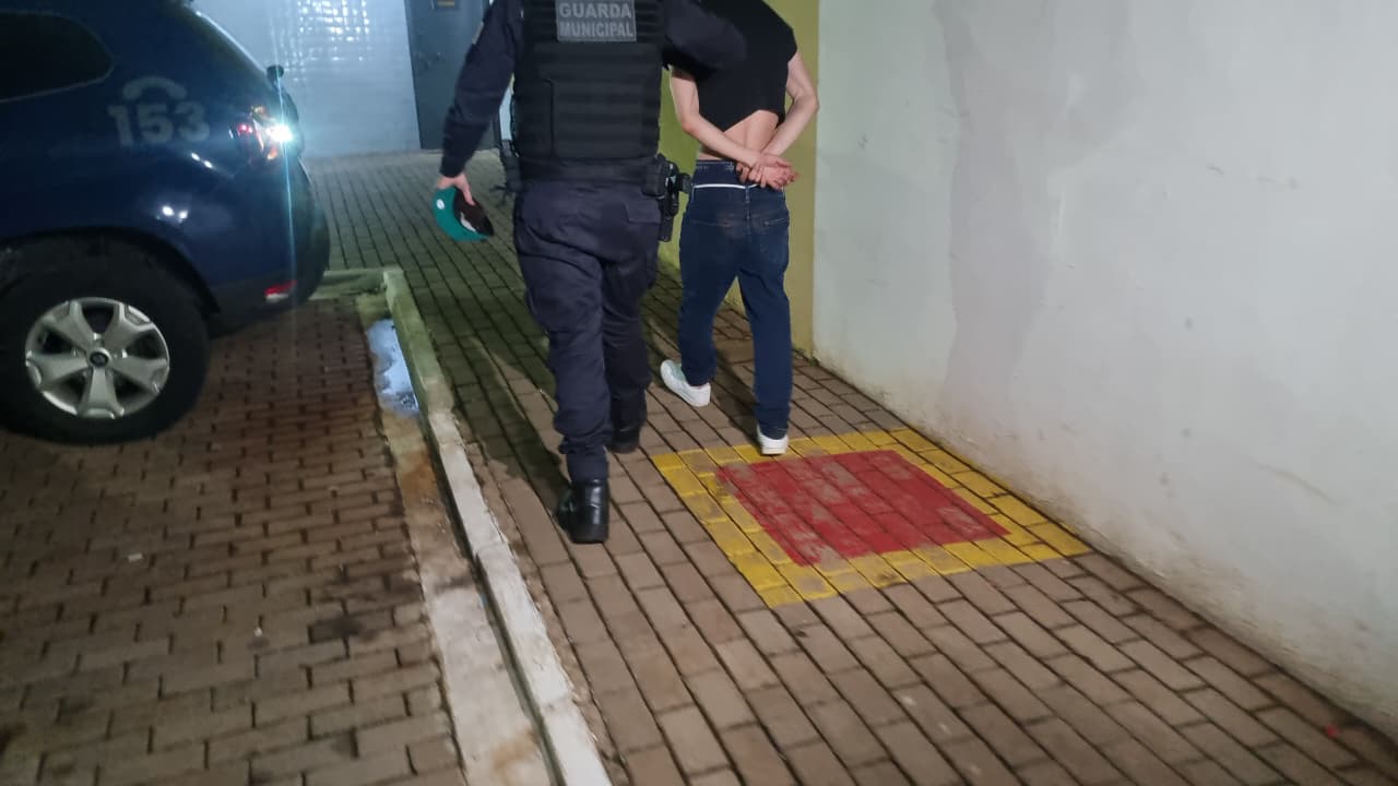 Rapaz de 26 anos com mandado por tráfico de drogas é preso no Santa Felicidade