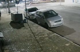 Câmera registra momento de forte colisão entre moto e carro na Av. Brasil, no Centro de Cascavel