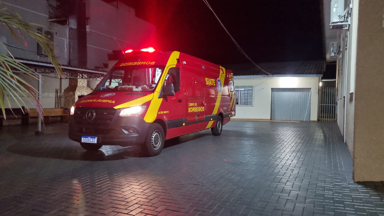Mulher sofre queda dentro de igreja, fica ferida e Siate é acionado