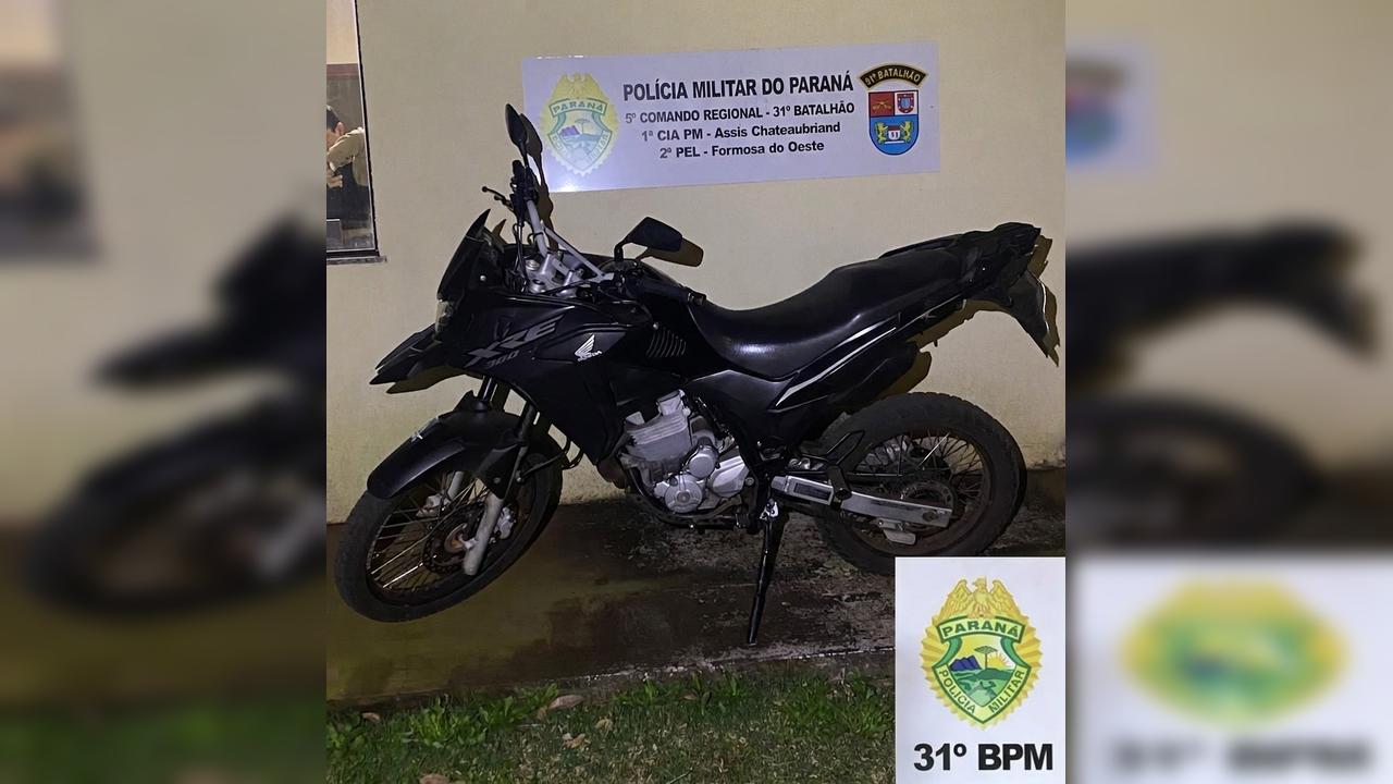 Imagem referente a Motociclista que empinava e fazia zigue-zague foge da PM, é preso e paga fiança em Formosa do Oeste