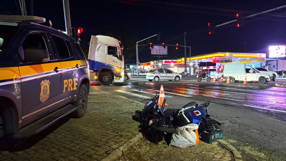 Jovem de 18 anos fica gravemente ferida após colisão entre scooter elétrica e Fiorino na BR-376 Imagem referente a Jovem de 18 anos fica gravemente ferida após colisão entre scooter elétrica e Fiorino na BR-376