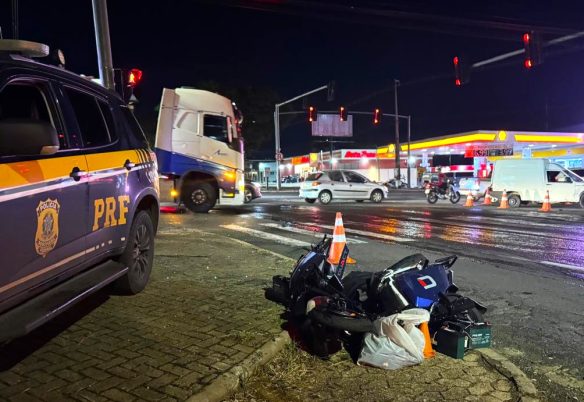 Jovem de 18 anos fica gravemente ferida após colisão entre scooter elétrica e Fiorino na BR-376