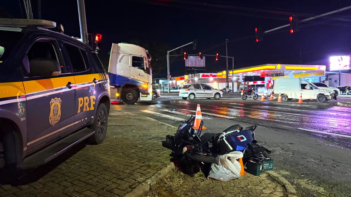 Imagem referente a Jovem de 18 anos fica gravemente ferida após colisão entre scooter elétrica e Fiorino na BR-376