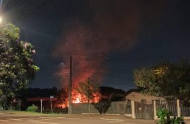 Chamas em lote baldio oferecem risco à rede elétrica e mobilizam bombeiros em Cascavel