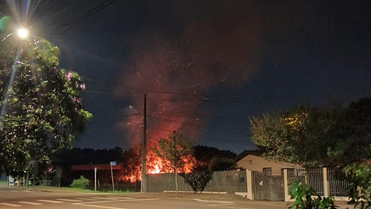 Chamas em lote baldio oferecem risco à rede elétrica e mobilizam bombeiros em Cascavel
