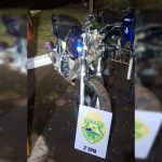 Imagem relativa a Motociclista tenta escapar da PM, perde o controle e bate contra residência