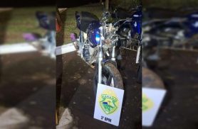 Motociclista tenta escapar da PM, perde o controle e bate contra residência