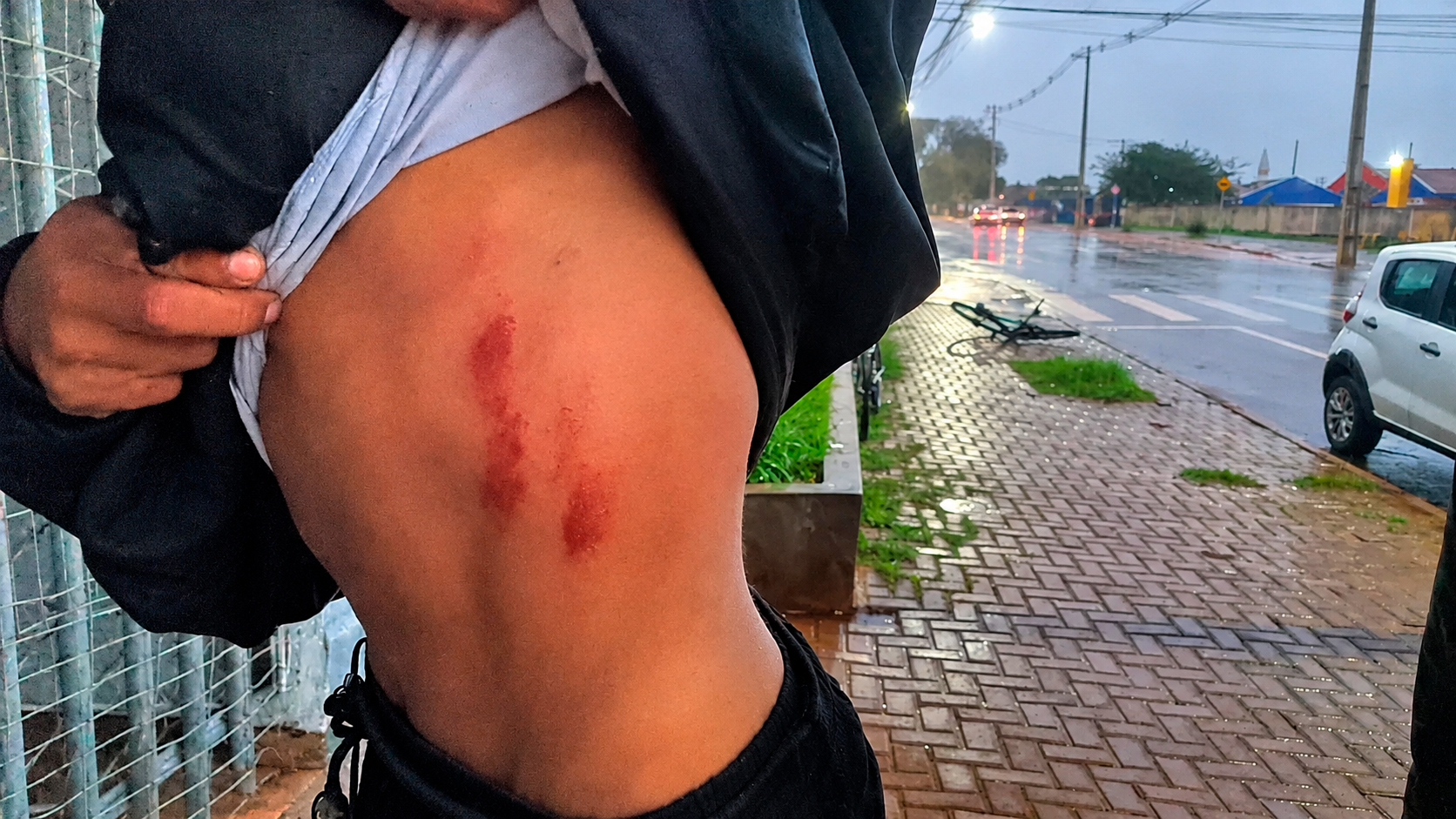 Ciclista fica ferido após acidente com carro no bairro Tarumã, em Cascavel
