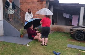Mulher fica ferida após escorregar ao sair de casa em Cascavel