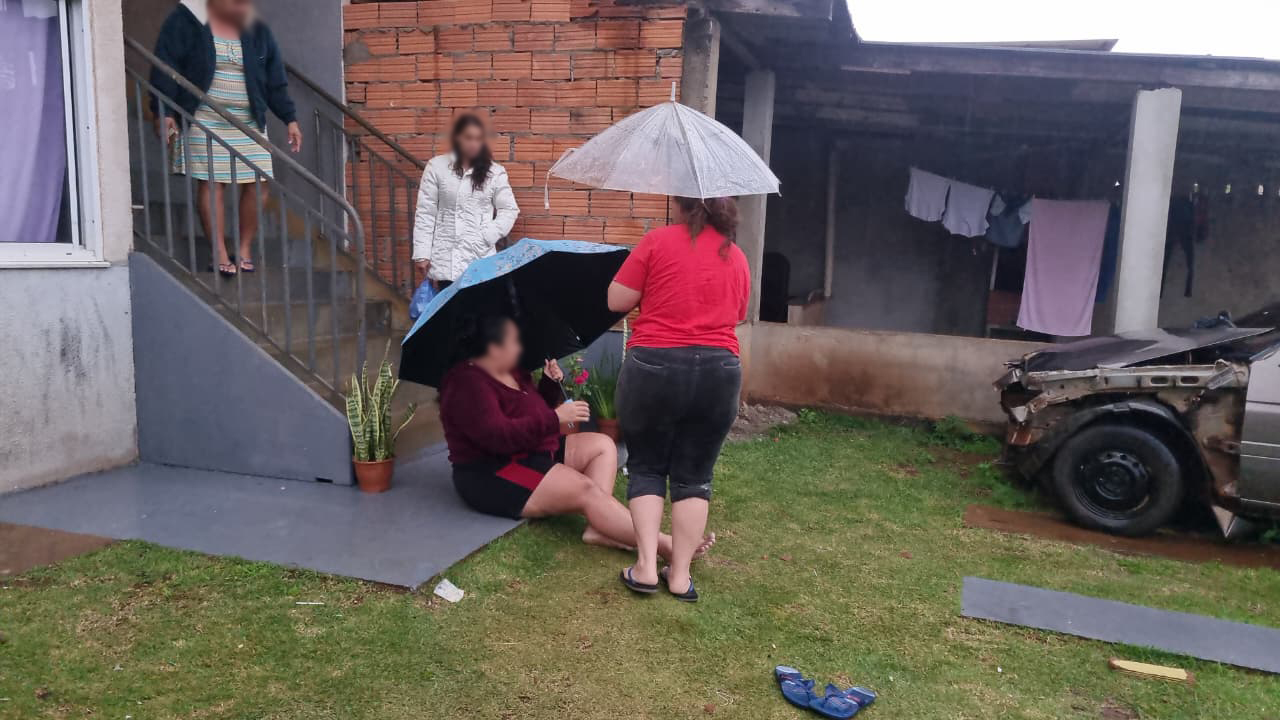 Mulher fica ferida após escorregar ao sair de casa em Cascavel