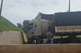 Bitrem enrosca e interdita acesso à BR-277 no Viaduto da Souza Naves