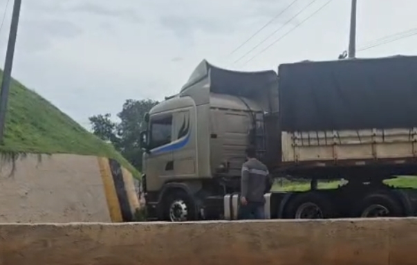 Bitrem enrosca e interdita acesso à BR-277 no Viaduto da Souza Naves
