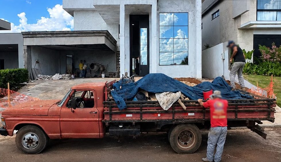 Ford F-4000 é furtado durante a madrugada no bairro Floresta, em Cascavel Imagem referente a Ford F-4000 é furtado durante a madrugada no bairro Floresta, em Cascavel
