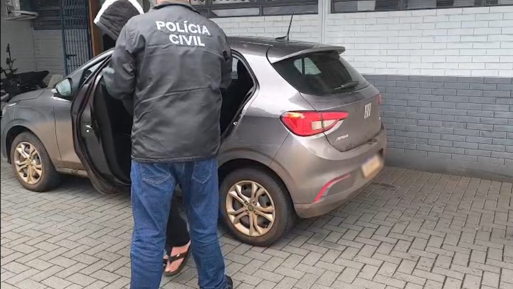 Adolescente é apreendido suspeito de roubar carro de motorista de aplicativo em Cascavel Imagem referente a Adolescente é apreendido suspeito de roubar carro de motorista de aplicativo em Cascavel