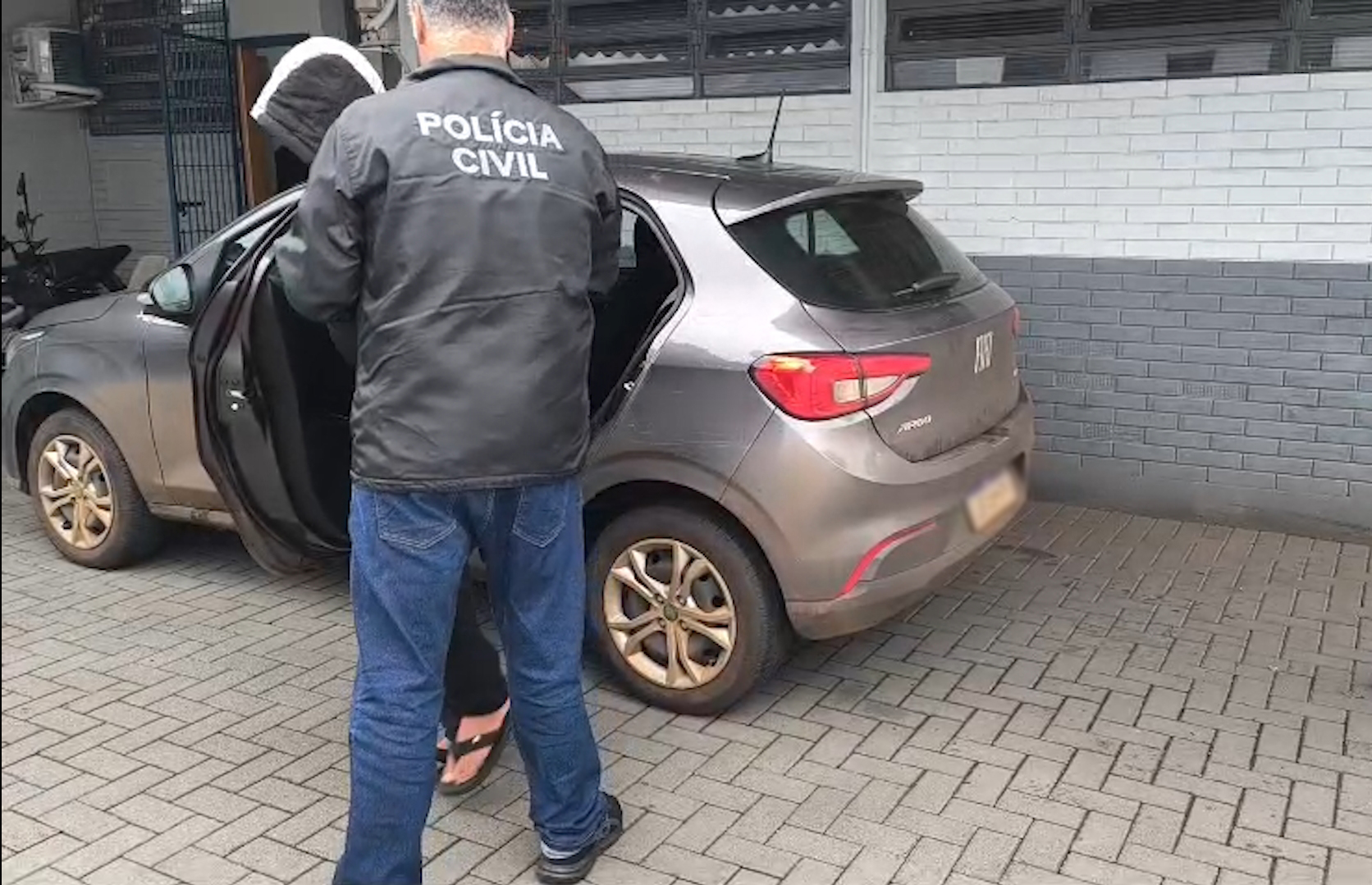 Adolescente é apreendido suspeito de roubar carro de motorista de aplicativo em Cascavel Imagem referente a Adolescente é apreendido suspeito de roubar carro de motorista de aplicativo em Cascavel