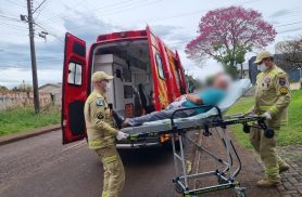 Idoso bate o rosto e sofre ferimento intenso após queda no Santa Cruz Idoso bate o rosto e sofre ferimento intenso após queda no Santa Cruz