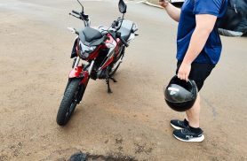Motociclista fica ferido após colisão com carro no Bairro São Cristóvão Motociclista fica ferido após colisão com carro no Bairro São Cristóvão