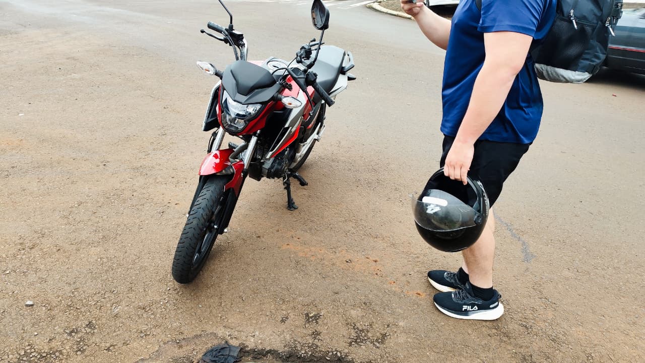 Motociclista fica ferido após colisão com carro no Bairro São Cristóvão