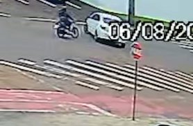 Vídeos mostram colisão entre carro e moto na Avenida Piquiri, em Cascavel Vídeos mostram colisão entre carro e moto na Avenida Piquiri, em Cascavel