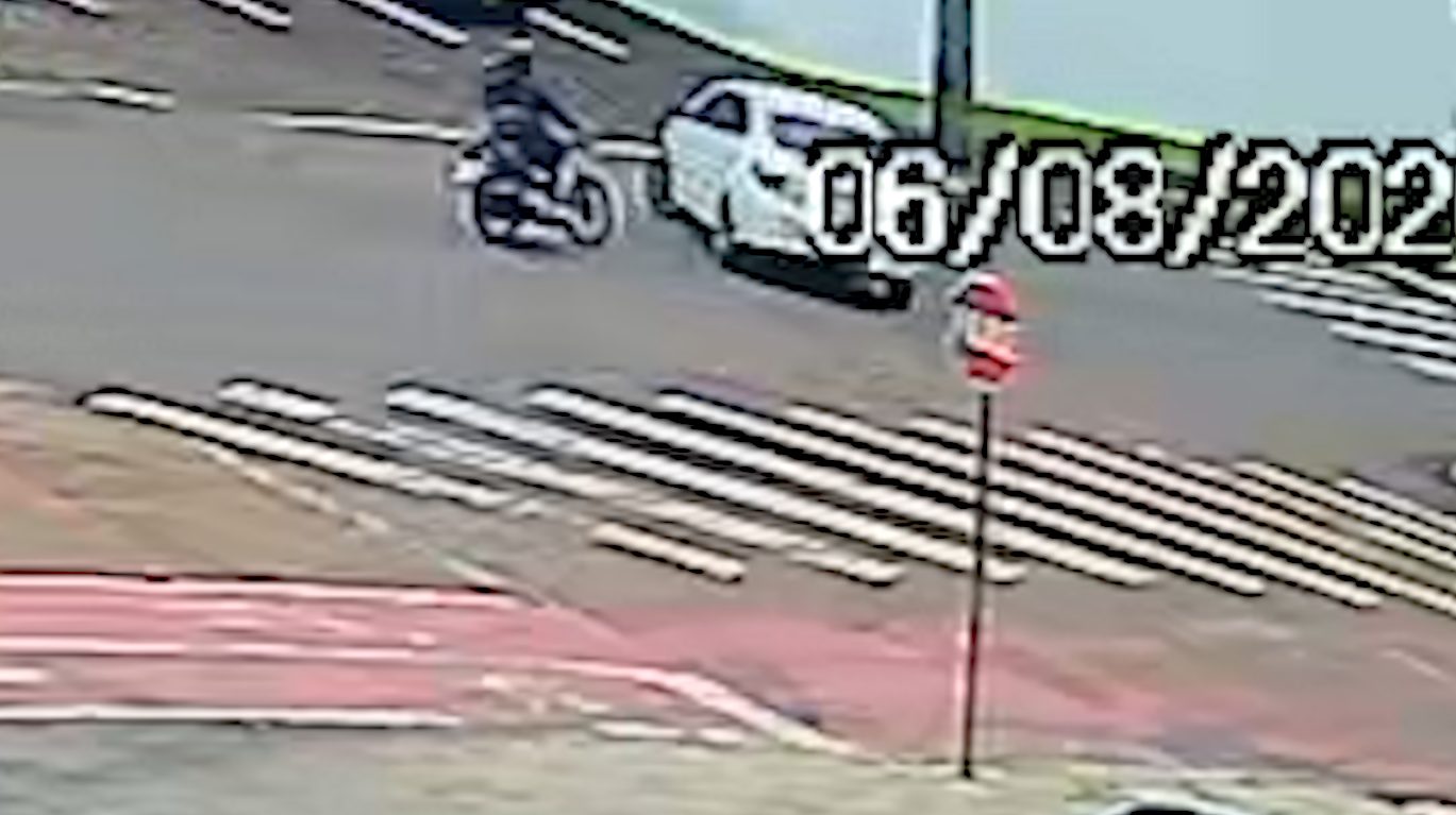 Vídeos mostram colisão entre carro e moto na Avenida Piquiri, em Cascavel