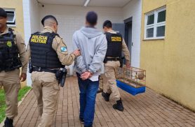 Abordagem por causa de arapuca leva PM a encontrar pássaros sem registro e drogas em residência