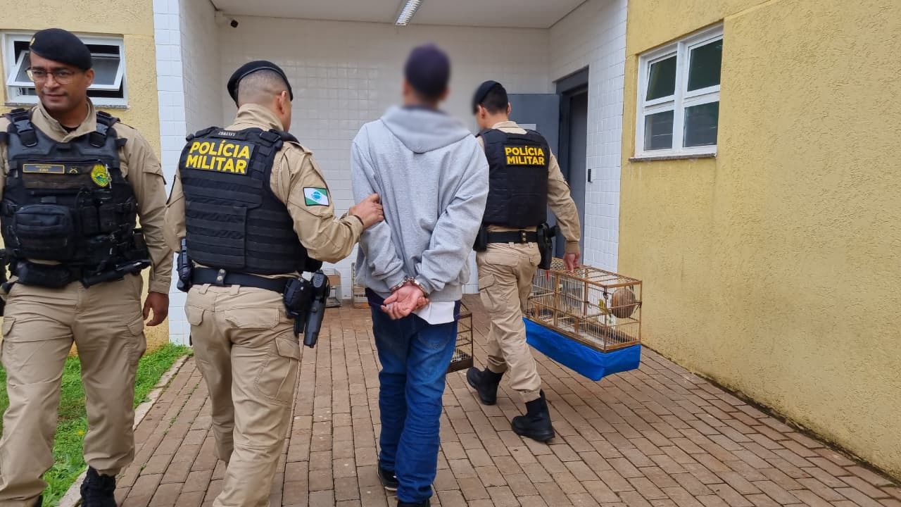 Abordagem por causa de arapuca leva PM a encontrar pássaros sem registro e drogas em residência