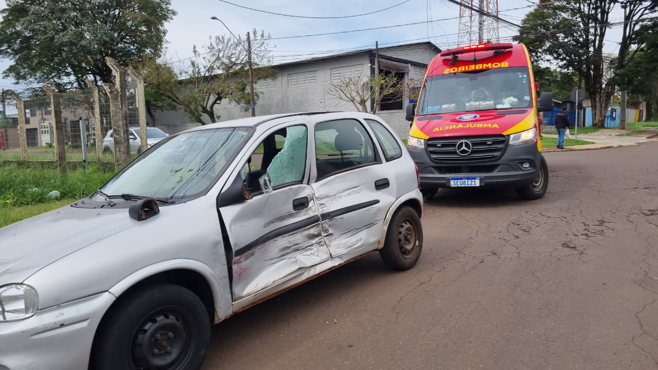 Mulher é socorrida após acidente entre Corsa e van no Bairro Country