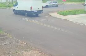 Veja momento em que van fura a preferencial e provoca acidente no Bairro Country