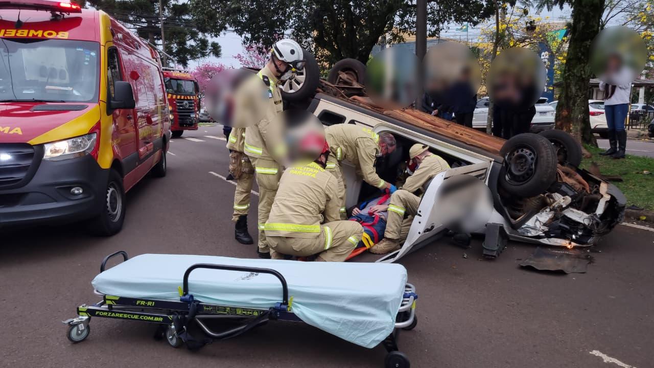 Saveiro capota após colidir contra árvore na Avenida Toledo e motorista fica ferido