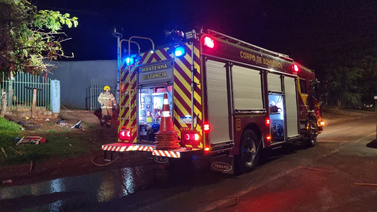 Incêndio atinge casa no Bairro Santa Cruz e mobiliza Corpo de Bombeiros