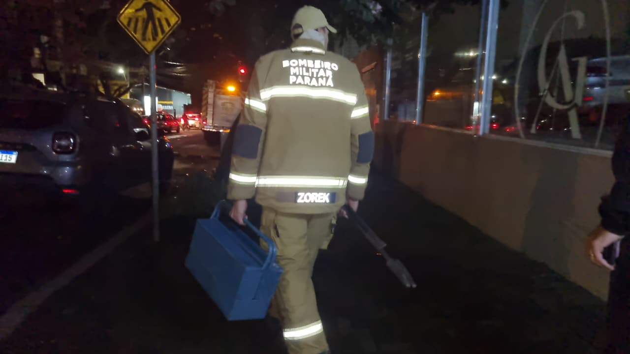 Bombeiros abrem porta emperrada de salão de beleza no Centro de Cascavel