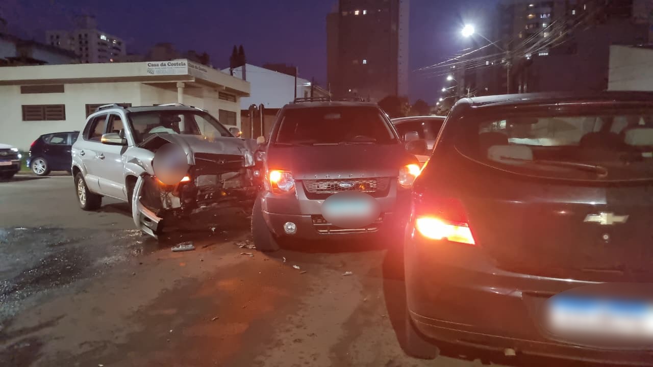 Acidente entre três veículos é registrado na região central de Cascavel