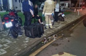 Mulher de 34 anos fica ferida após colisão entre carro e Honda Biz no Bairro Country