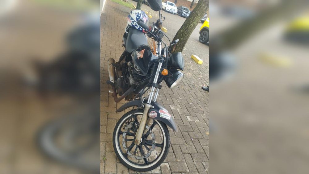 PM apreende motocicleta irregular e remove veículo ao pátio do Detran em Cascavel Imagem referente a PM apreende motocicleta irregular e remove veículo ao pátio do Detran em Cascavel