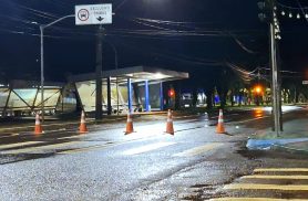 Vandalismo com cones da Transitar agrava transtornos causados por semáforos apagados no centro de Cascavel