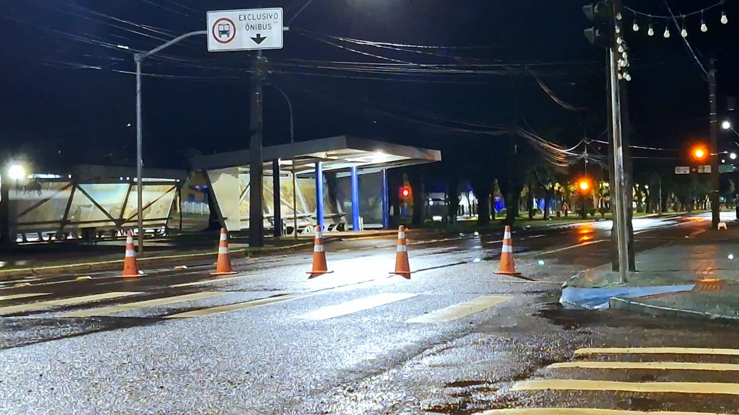 Vandalismo com cones da Transitar agrava transtornos causados por semáforos apagados no centro de Cascavel