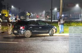 Embriagado e com CNH cassada, motorista colide contra rotatória e acaba preso durante a madrugada em Cascavel