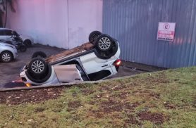 Mulher erra curva por causa de neblina e capota Mobi em Cascavel