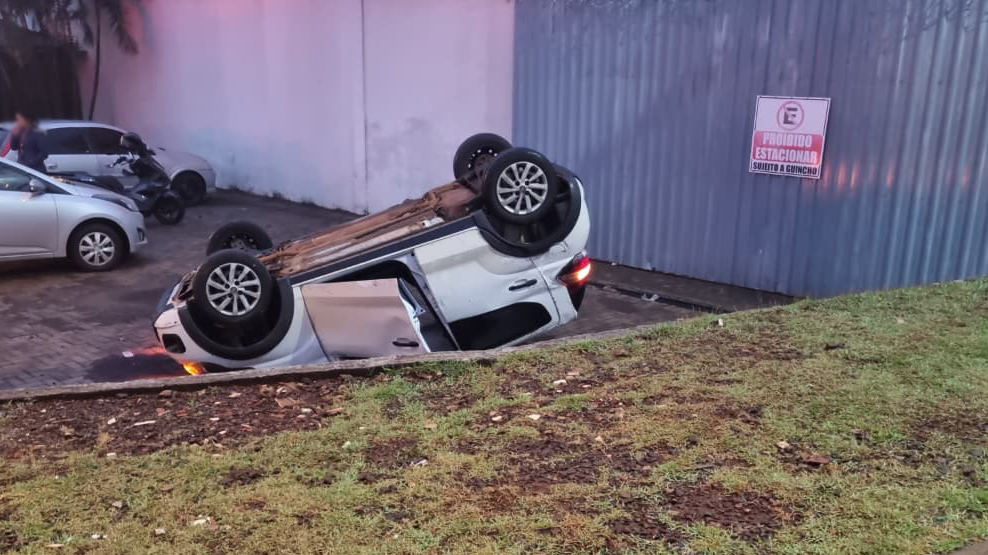 Mulher erra curva por causa de neblina e capota Mobi em Cascavel