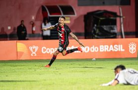 Vitória goleia Athletico-PR e garante vaga nas quartas de final da Copa do Brasil